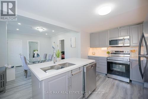 23 Lyndhurst Street, Hamilton, ON - Indoor Photo Showing Kitchen