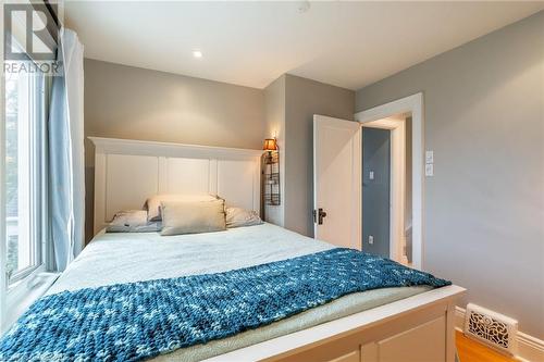 53 Tuxedo Avenue S, Hamilton, ON - Indoor Photo Showing Bedroom