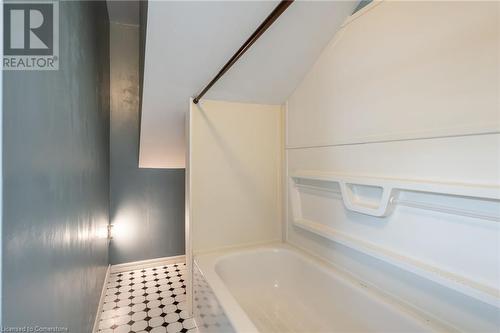 3pc - 53 Tuxedo Avenue S, Hamilton, ON - Indoor Photo Showing Bathroom