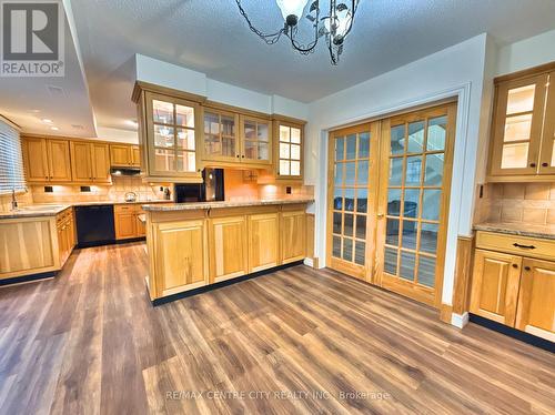 19 Crabtree Avenue, London, ON - Indoor Photo Showing Kitchen