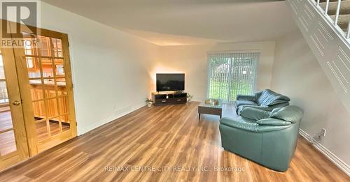 19 Crabtree Avenue, London, ON - Indoor Photo Showing Living Room