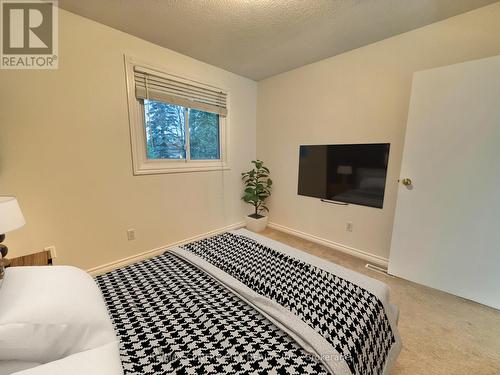 19 Crabtree Avenue, London, ON - Indoor Photo Showing Bedroom