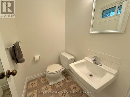 19 Crabtree Avenue, London, ON - Indoor Photo Showing Bathroom