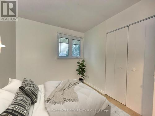 19 Crabtree Avenue, London, ON - Indoor Photo Showing Bedroom