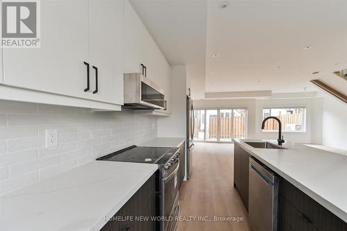 Lane - 995 Dufferin Street, Toronto, ON - Indoor Photo Showing Kitchen With Upgraded Kitchen