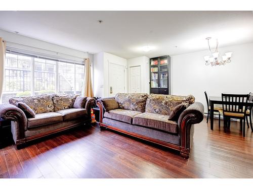 124 13958 108 Avenue, Surrey, BC - Indoor Photo Showing Living Room