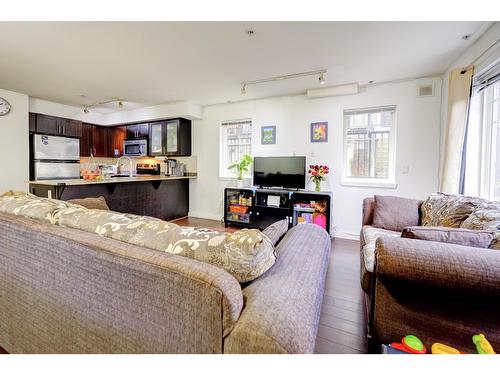 124 13958 108 Avenue, Surrey, BC - Indoor Photo Showing Living Room