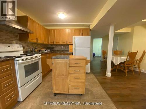 523 Parkview Boulevard, Mississauga, ON - Indoor Photo Showing Kitchen