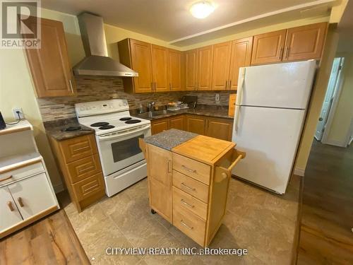 523 Parkview Boulevard, Mississauga, ON - Indoor Photo Showing Kitchen