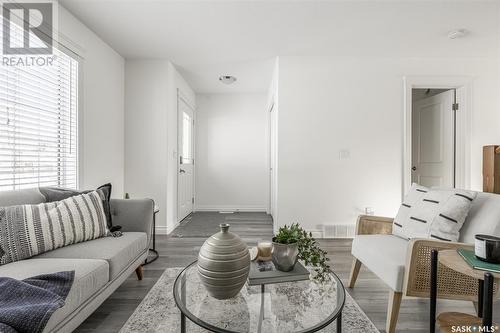 300B Maple Street E, Saskatoon, SK - Indoor Photo Showing Living Room