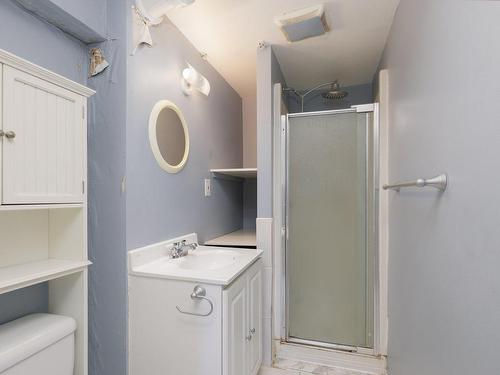 Bathroom - 4845  - 4847 Av. Prince-Of-Wales, Montréal (Côte-Des-Neiges/Notre-Dame-De-Grâce), QC - Indoor Photo Showing Laundry Room