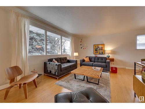 8936 143 St Nw, Edmonton, AB - Indoor Photo Showing Living Room