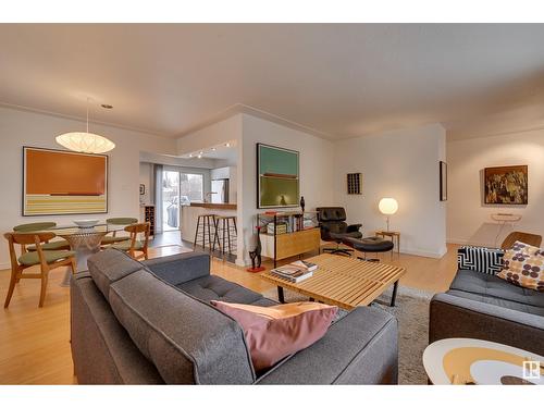 8936 143 St Nw, Edmonton, AB - Indoor Photo Showing Living Room