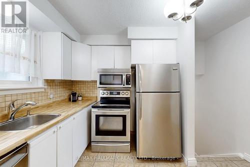 690 Adelaide Avenue E, Oshawa, ON - Indoor Photo Showing Kitchen