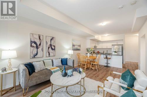 199 Royal Northern Path, Oshawa, ON - Indoor Photo Showing Living Room