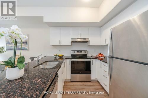 199 Royal Northern Path, Oshawa, ON - Indoor Photo Showing Kitchen With Stainless Steel Kitchen With Double Sink With Upgraded Kitchen