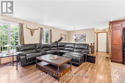 17372 Cameron Road, South Stormont, ON - Indoor Photo Showing Living Room