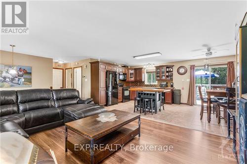 17372 Cameron Road, South Stormont, ON - Indoor Photo Showing Living Room