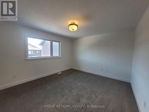 32 Overberg Way, Kanata (9010 - Kanata - Emerald Meadows/Trailwest), ON - Indoor Photo Showing Other Room