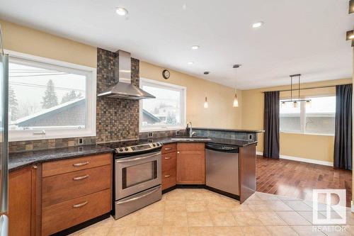 9407 74 St Nw, Edmonton, AB - Indoor Photo Showing Kitchen