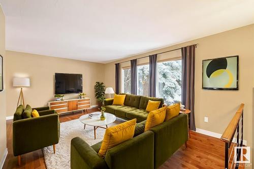 9407 74 St Nw, Edmonton, AB - Indoor Photo Showing Living Room