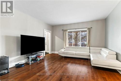 595 11Th Avenue, Hanover, ON - Indoor Photo Showing Living Room