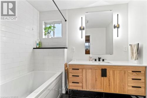 595 11Th Avenue, Hanover, ON - Indoor Photo Showing Bathroom