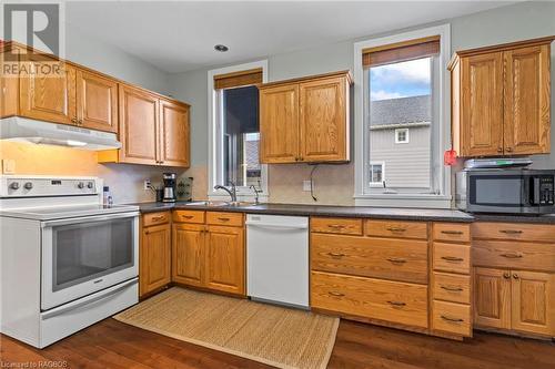 Efficient Layout - 595 11Th Avenue, Hanover, ON - Indoor Photo Showing Kitchen With Double Sink