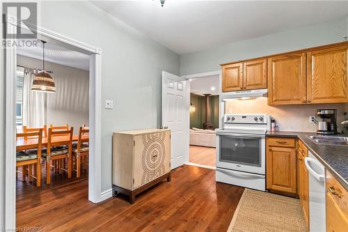 Oak cabinets - 595 11Th Avenue, Hanover, ON - Indoor Photo Showing Kitchen With Double Sink