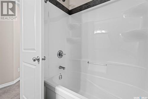 402 940 Bradley Street, Moose Jaw, SK - Indoor Photo Showing Bathroom