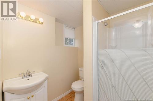 275 Cousteau, Dieppe, NB - Indoor Photo Showing Bathroom