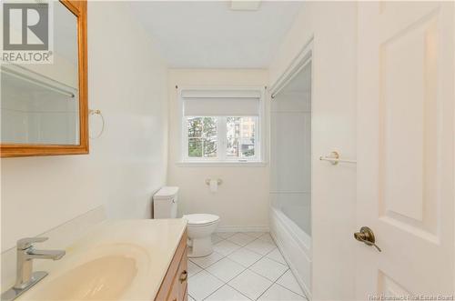 275 Cousteau, Dieppe, NB - Indoor Photo Showing Bathroom