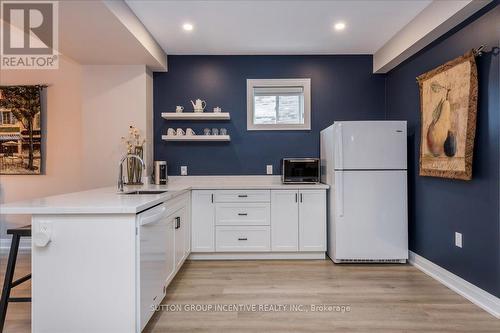 71 Muirfield Drive, Barrie, ON - Indoor Photo Showing Kitchen