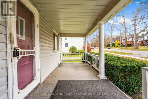 1561 Pelham Street, Pelham (662 - Fonthill), ON - Outdoor With Exterior