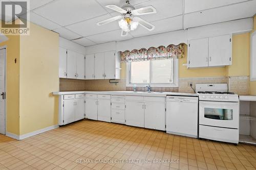 1561 Pelham Street, Pelham (662 - Fonthill), ON - Indoor Photo Showing Kitchen