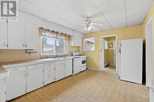 1561 Pelham Street, Pelham (662 - Fonthill), ON - Indoor Photo Showing Kitchen With Double Sink