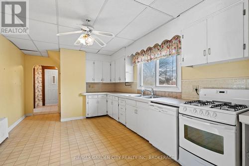 1561 Pelham Street, Pelham (662 - Fonthill), ON - Indoor Photo Showing Kitchen With Double Sink