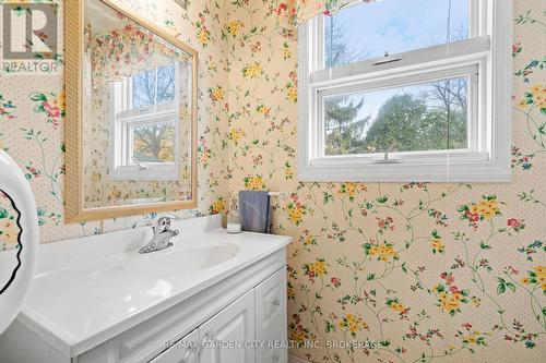 1561 Pelham Street, Pelham (662 - Fonthill), ON - Indoor Photo Showing Bathroom