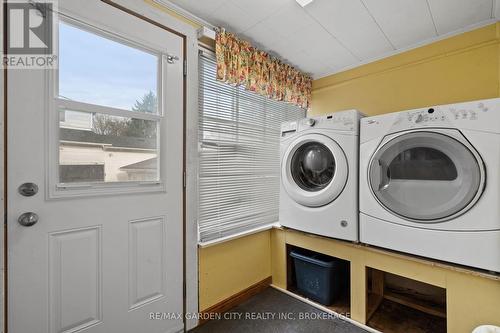 1561 Pelham Street, Pelham (662 - Fonthill), ON - Indoor Photo Showing Laundry Room