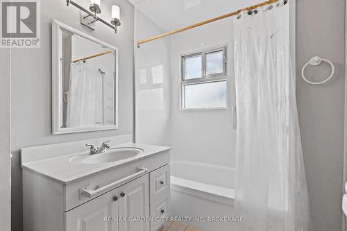 1561 Pelham Street, Pelham (662 - Fonthill), ON - Indoor Photo Showing Bathroom