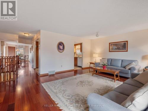 4997 Southview Avenue, Niagara Falls (213 - Ascot), ON - Indoor Photo Showing Living Room