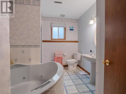 4997 Southview Avenue, Niagara Falls (213 - Ascot), ON - Indoor Photo Showing Bathroom