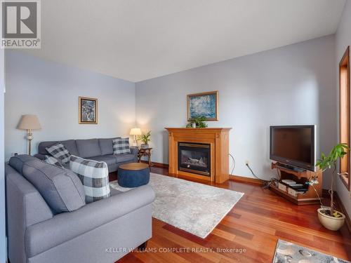 4997 Southview Avenue, Niagara Falls (213 - Ascot), ON - Indoor Photo Showing Living Room With Fireplace