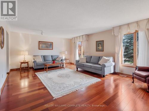 4997 Southview Avenue, Niagara Falls (213 - Ascot), ON - Indoor Photo Showing Living Room