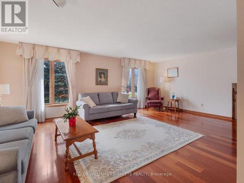 4997 Southview Avenue, Niagara Falls (213 - Ascot), ON - Indoor Photo Showing Living Room