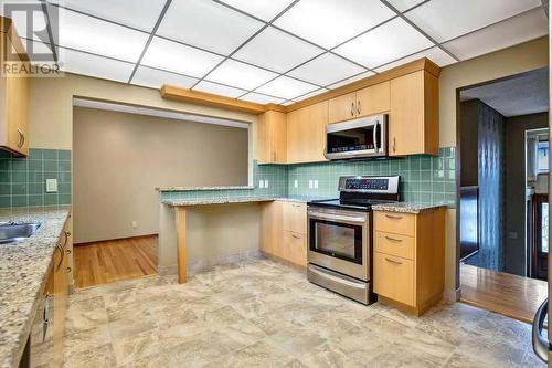 5131 Veronica Road Nw, Calgary, AB - Indoor Photo Showing Kitchen With Double Sink