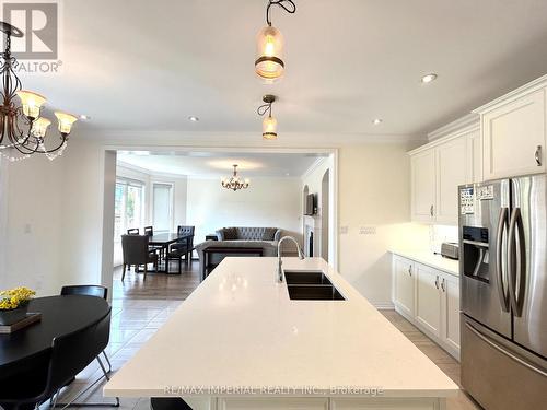 131 Beaveridge Avenue, Oakville, ON - Indoor Photo Showing Kitchen With Double Sink With Upgraded Kitchen