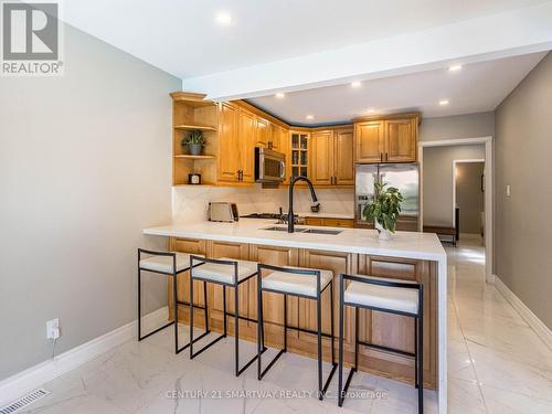 195 Romain Crescent, Oakville, ON - Indoor Photo Showing Kitchen