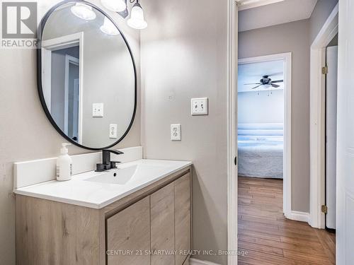 195 Romain Crescent, Oakville, ON - Indoor Photo Showing Bathroom