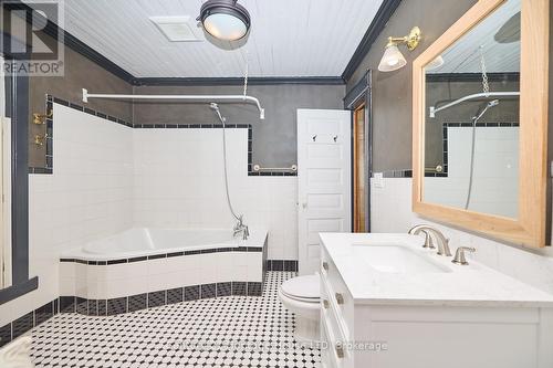 83 Maple Avenue, Welland (772 - Broadway), ON - Indoor Photo Showing Bathroom